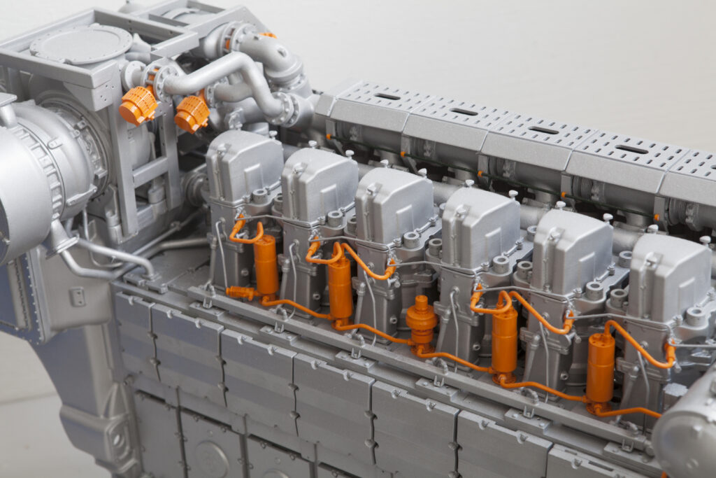 Bild eines Anschauungsmodelles eines Schiffsdiesel-Motors, ein Modellbau gefertigt im 3D-Druck inklusive Lackierung